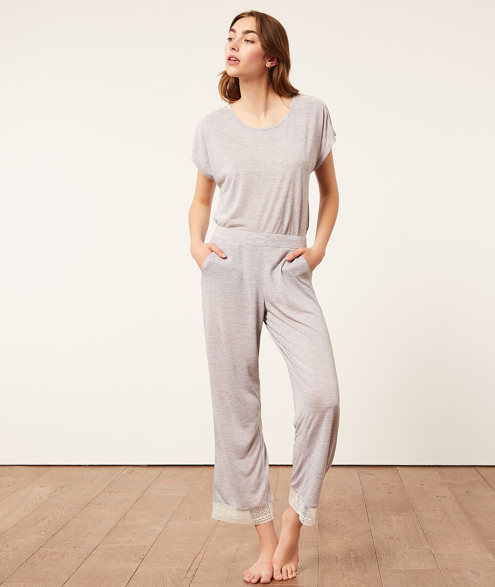 Pantalón 7/8 motivos de encaje gris claro.