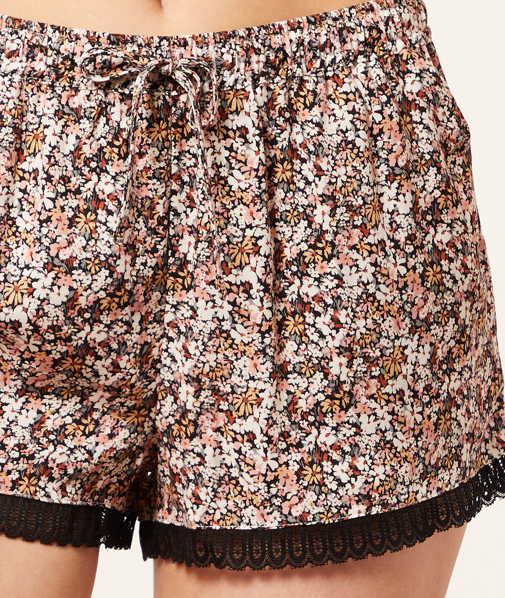 Pantalón corto estampado floral multicolor.
