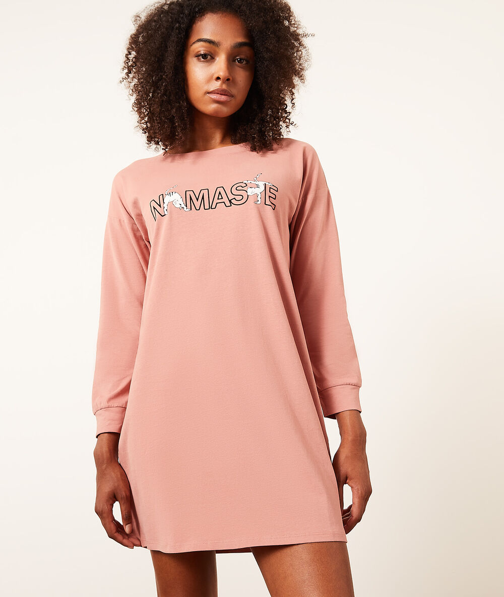 Camisón estampado 'namasté' rosa.