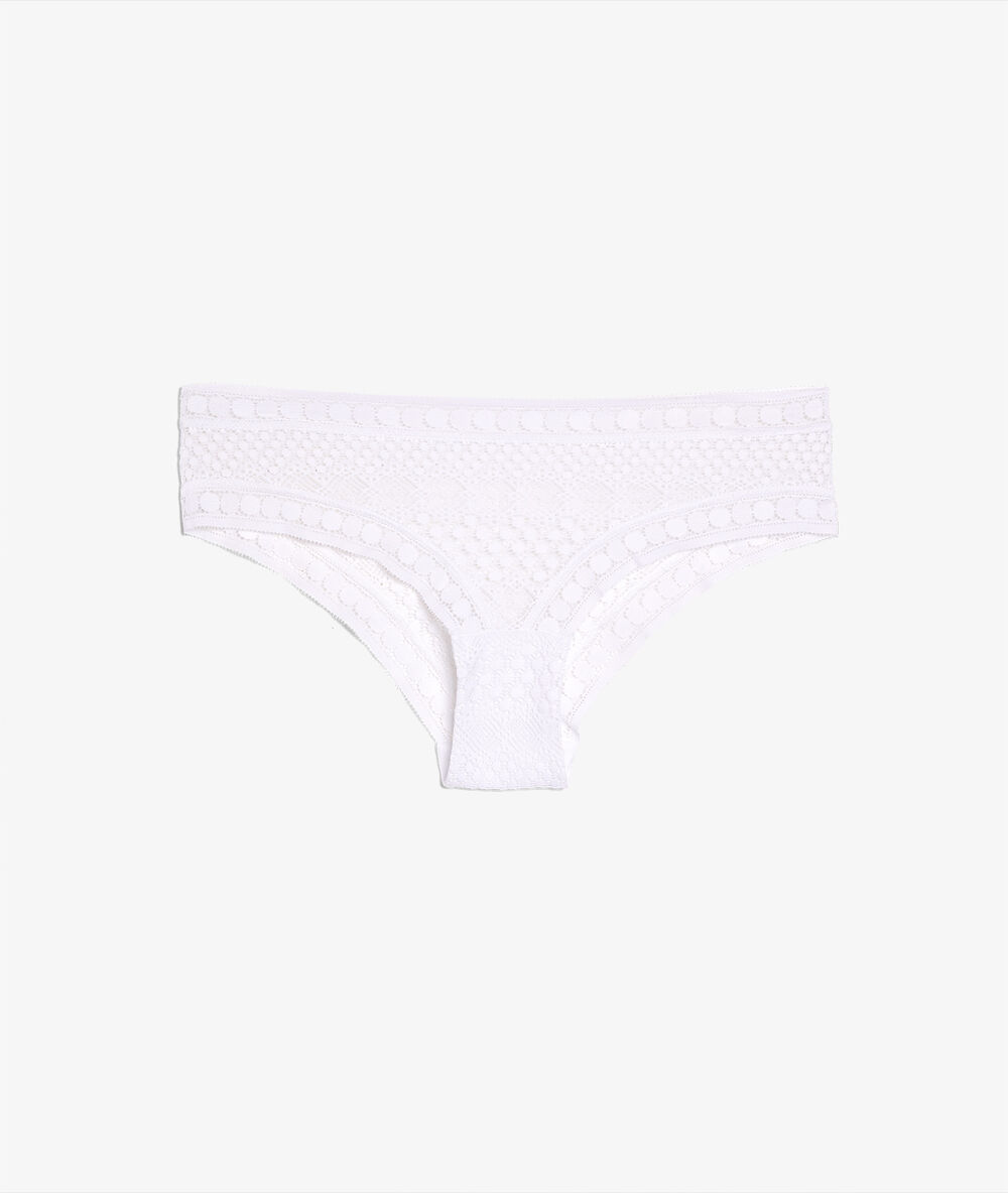 Braguita brasileña de encaje blanco.