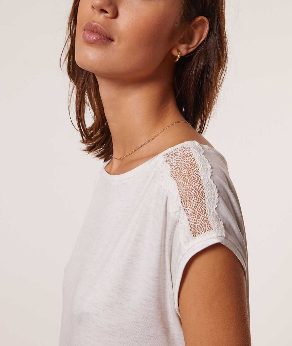 Camisón con motivos de encaje gris claro.