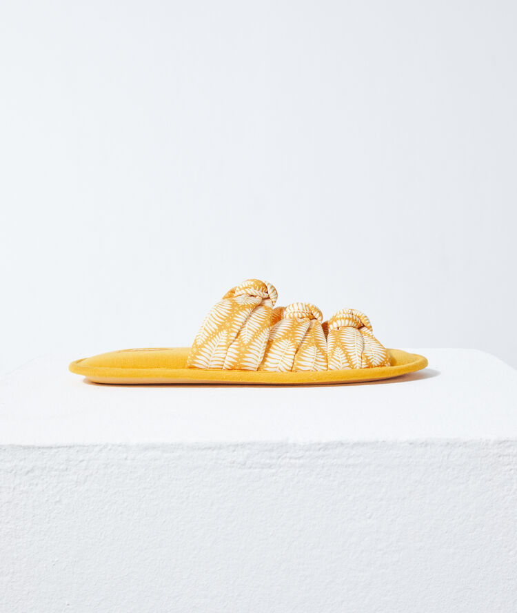 Zapatillas tipo sandalia amarillo.