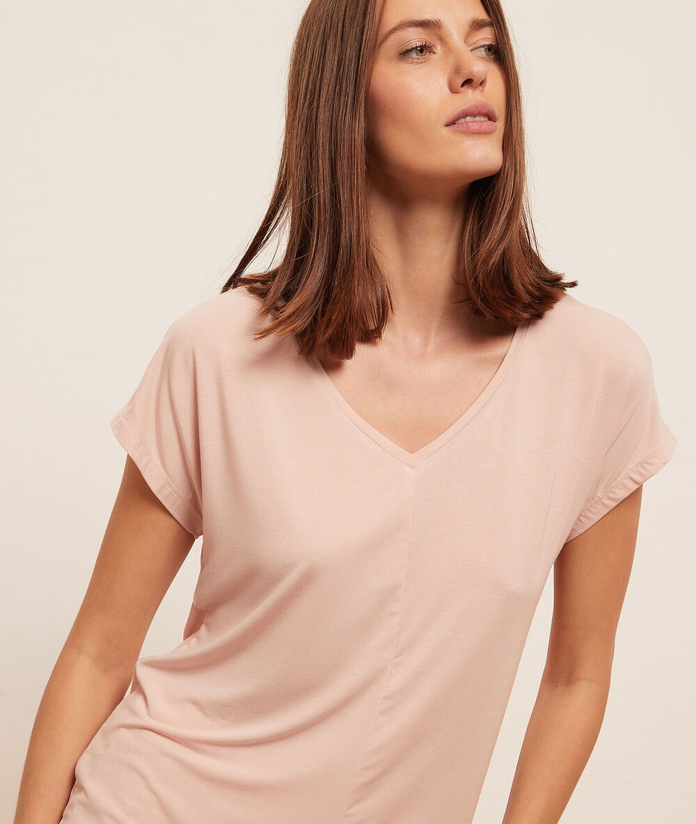 Camiseta manga corta lisa rosa pálido.