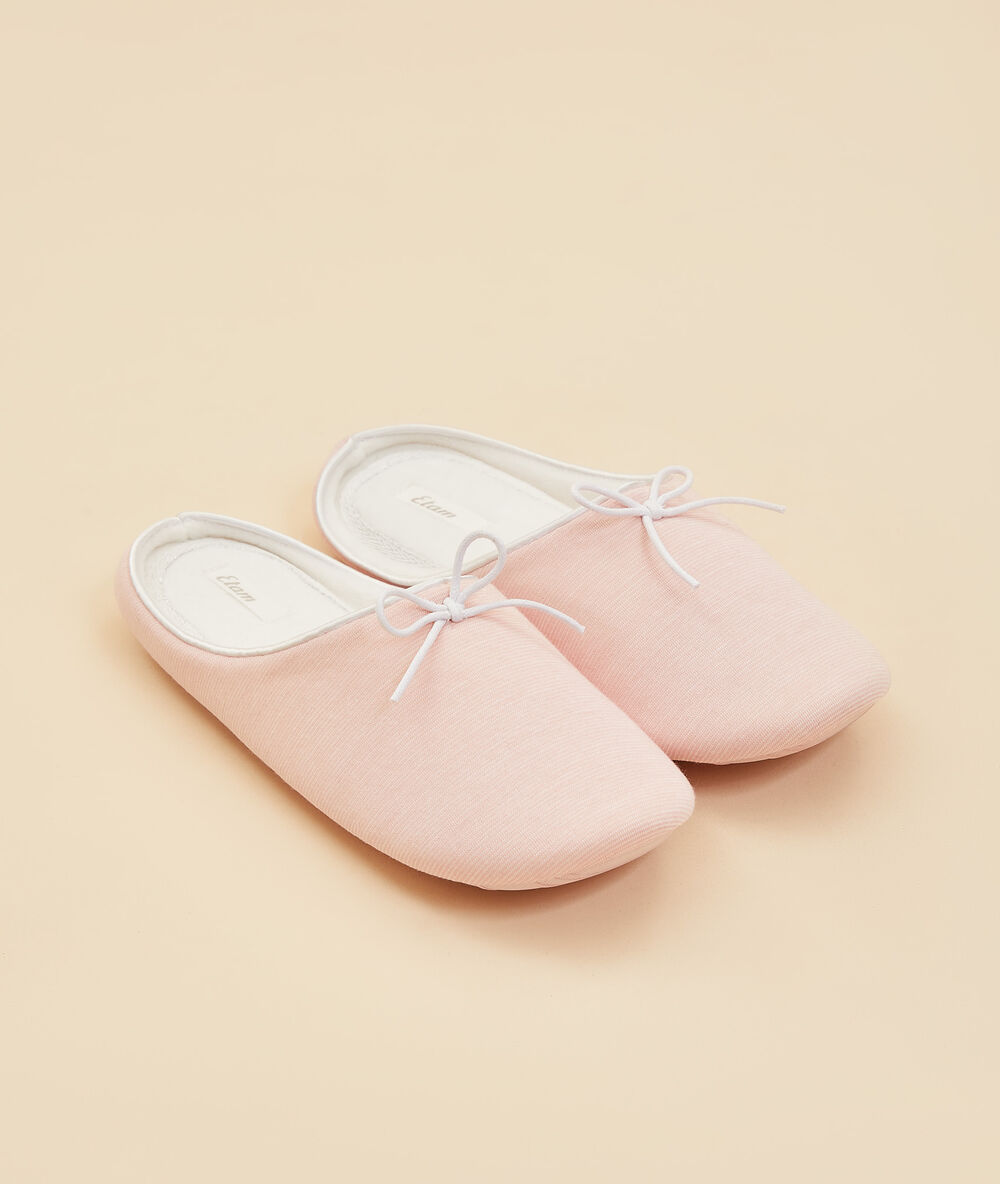 Zapatillas destalonadas rosa pálido.