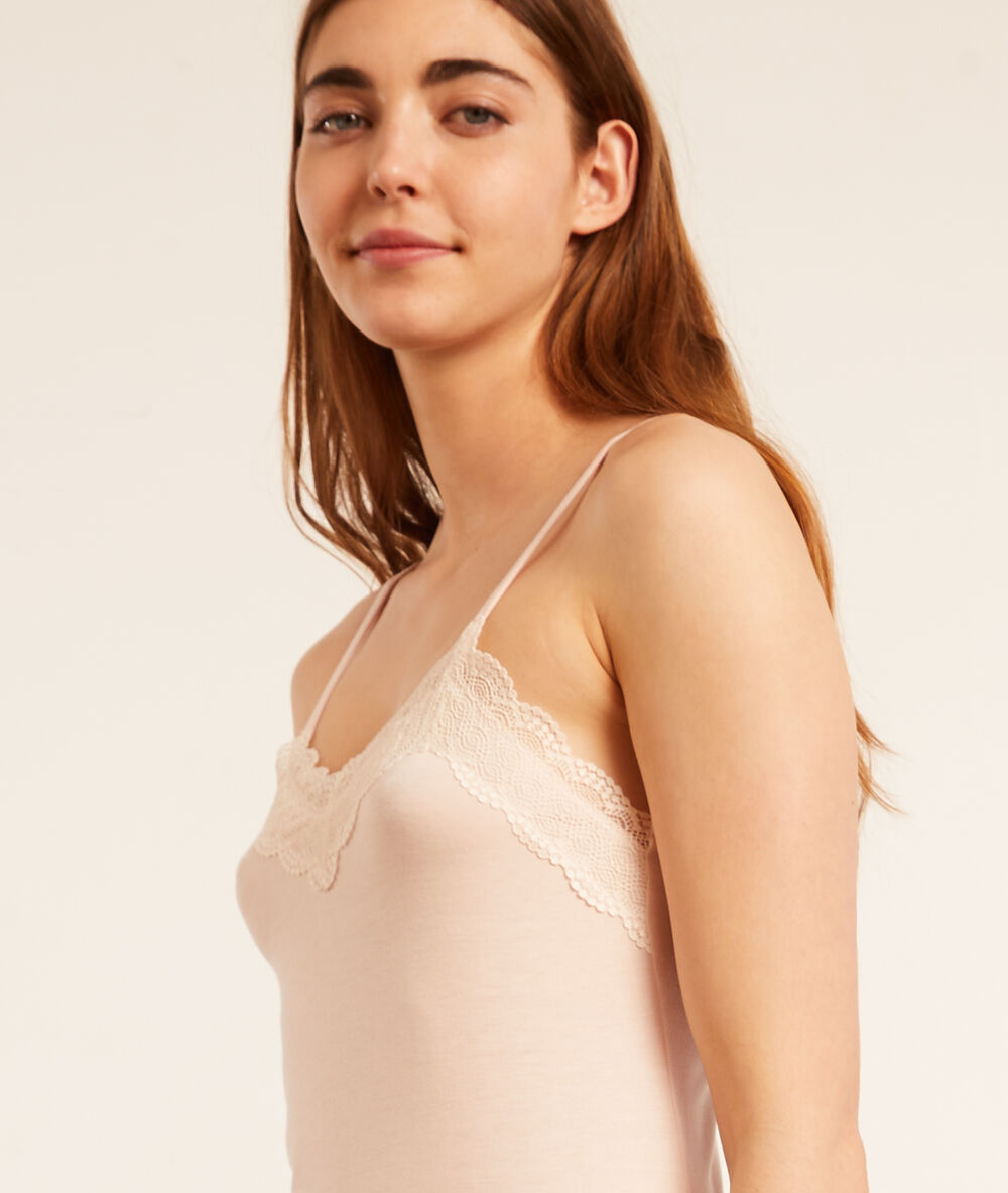 Camisón con motivos de encaje rosa pálido.