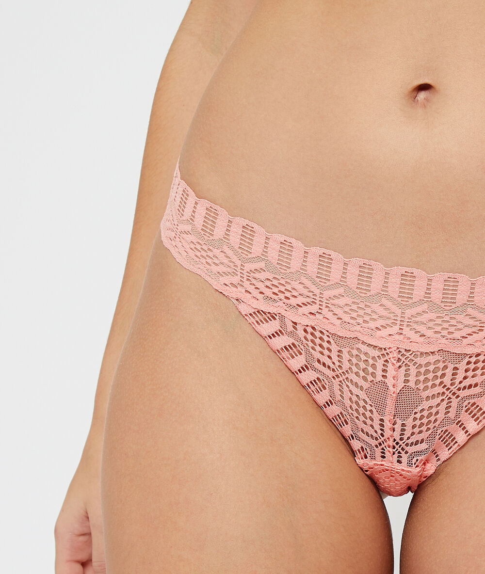 Tanga de encaje melocotón.