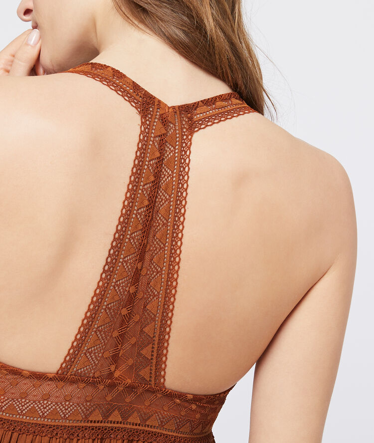 Camisón escotado con motivos de encaje marrón.