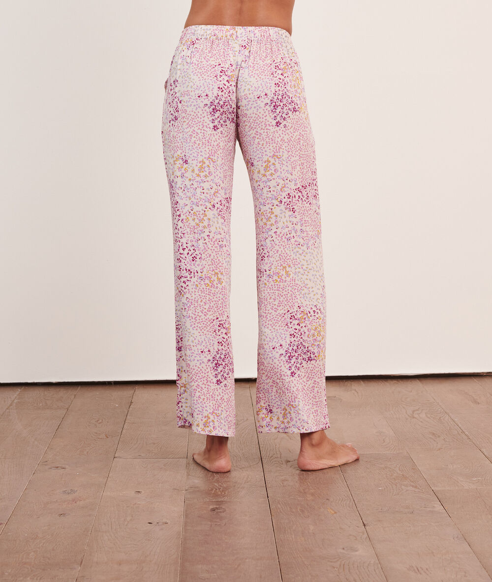 Pantalón de satén estampado rosa.