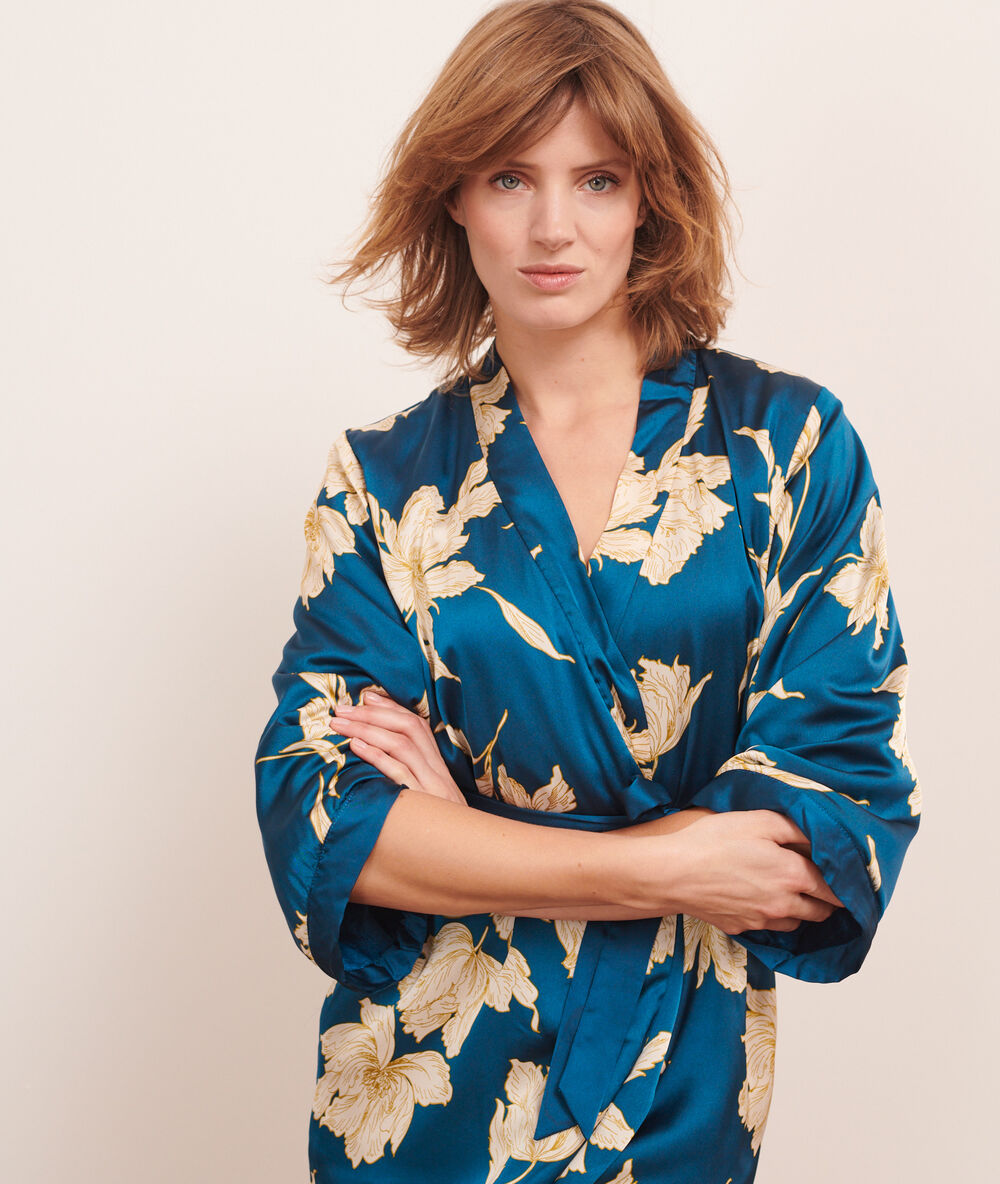 Kimono de satén con forro interior azul.