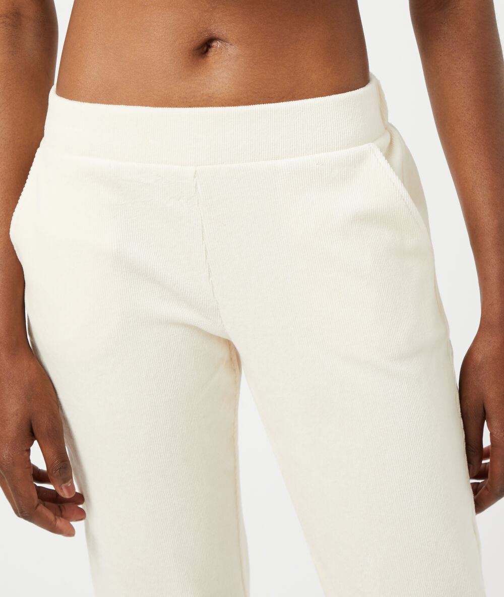 Pantalón tipo leggings crudo.