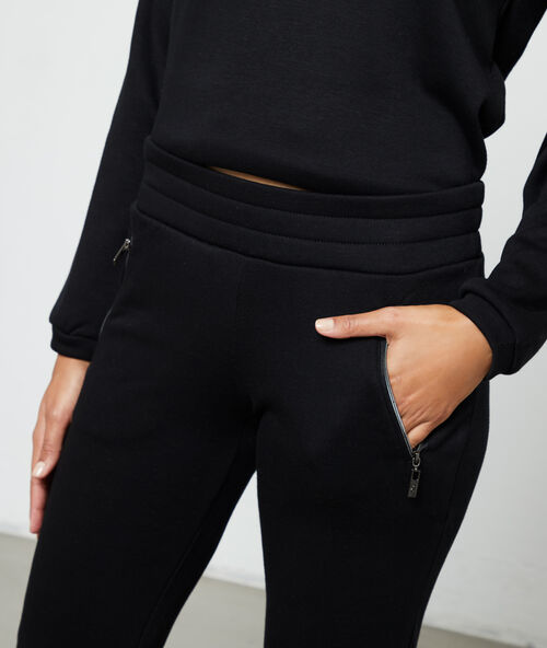 Pantalón homewear negro.