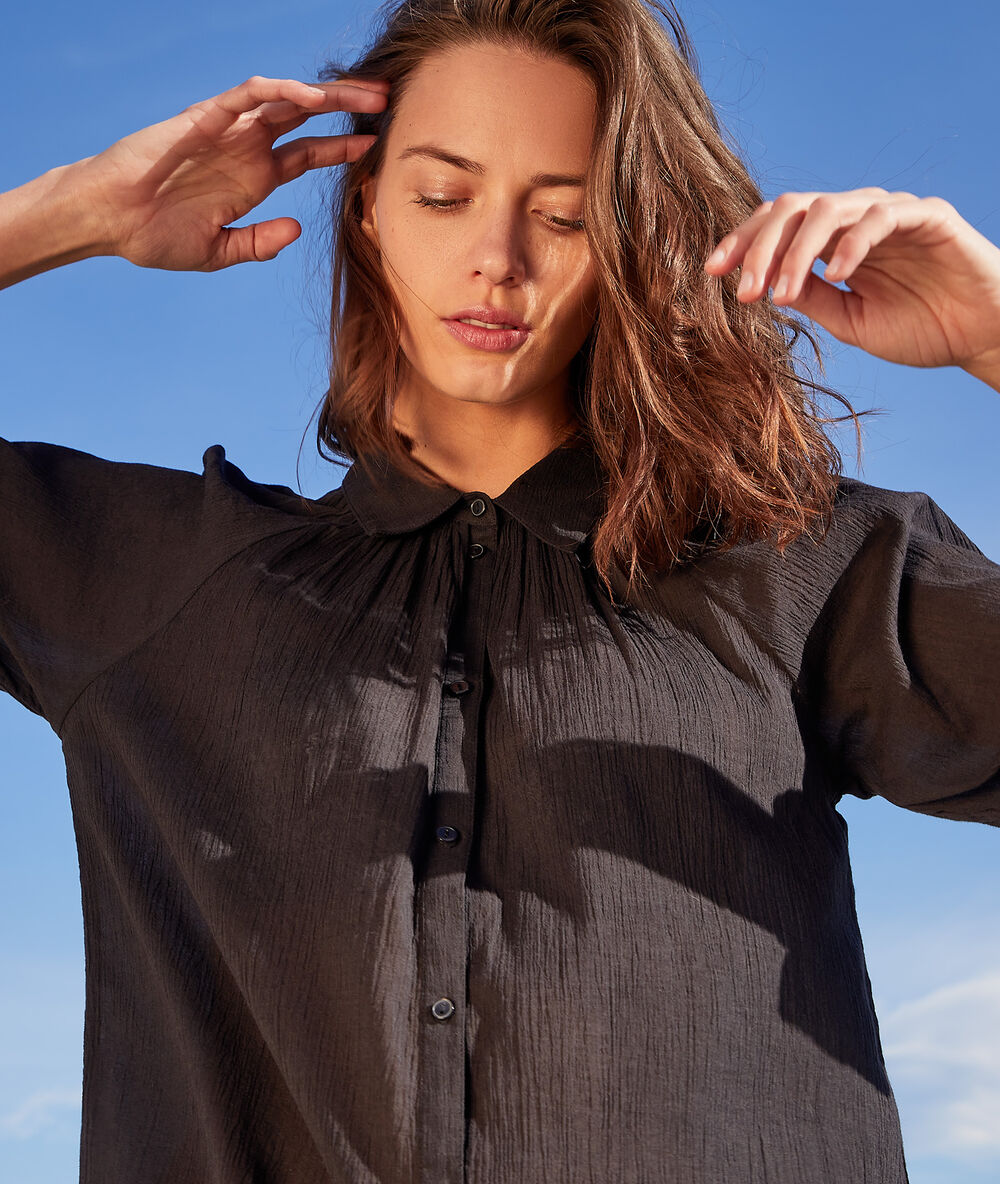 Camisa con fruncidos negro.