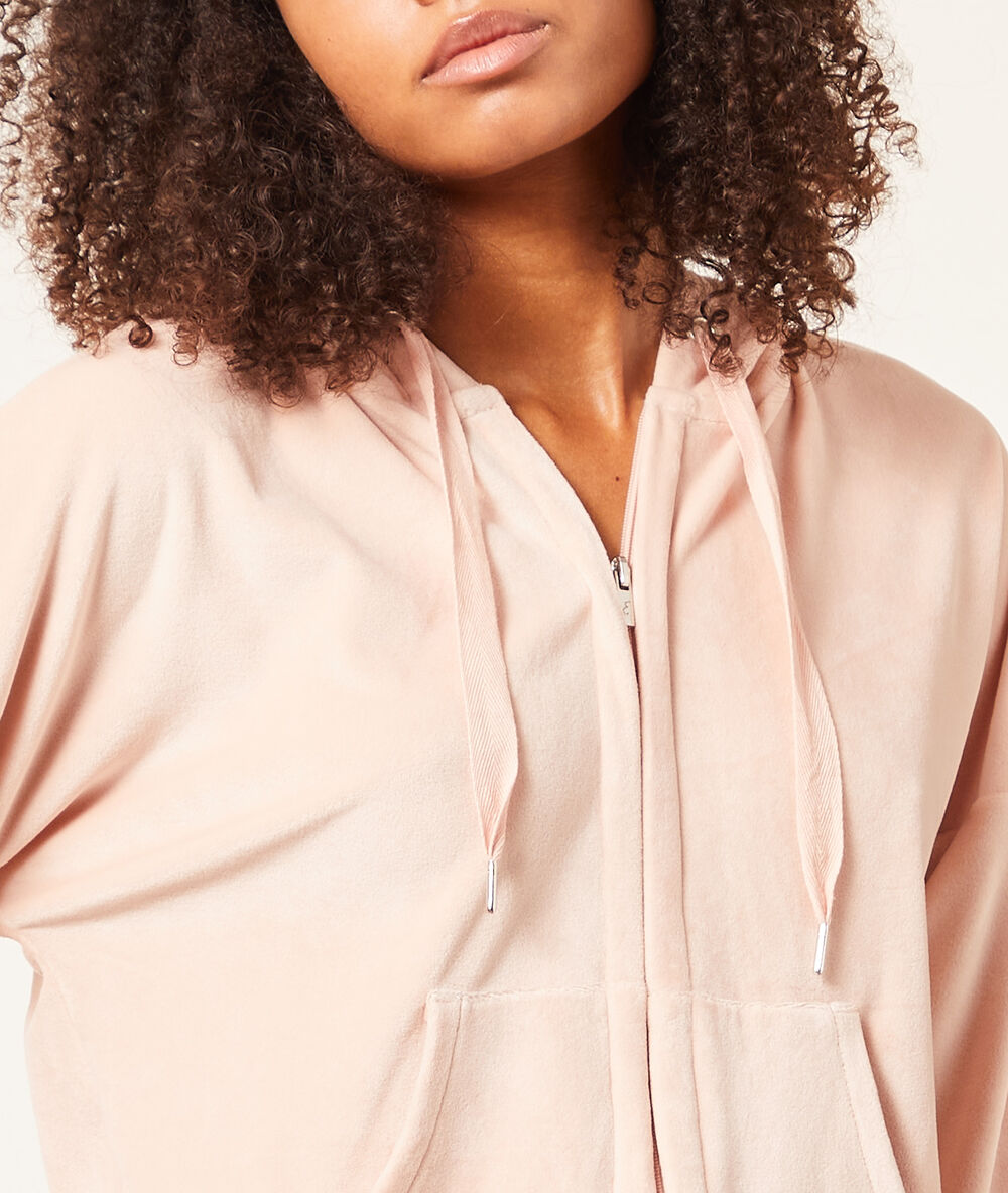 Chaqueta con cremallera y capucha rosa pálido.