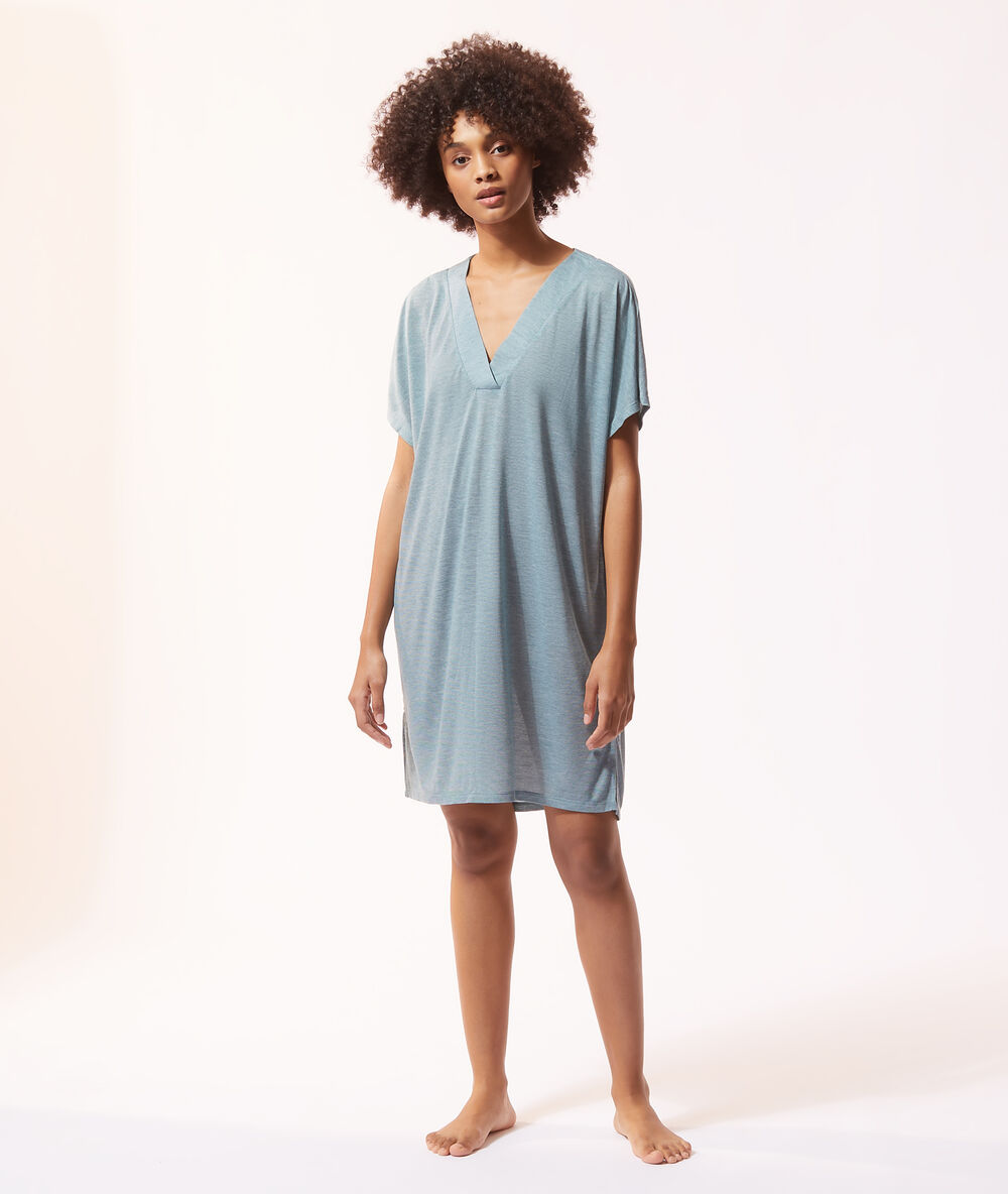 Camisón escote en v turquesa.