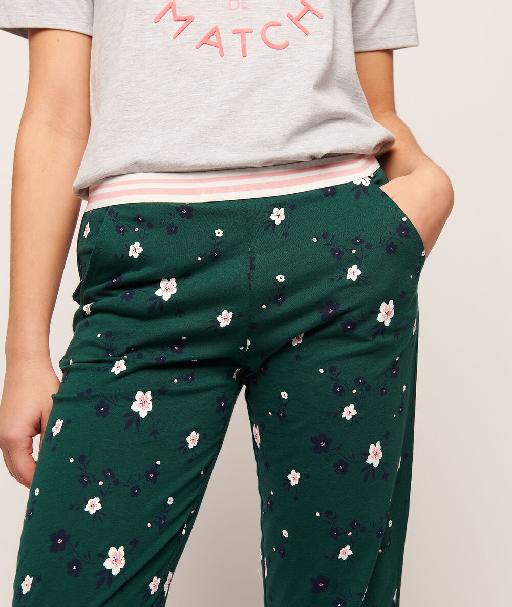 Pantalón estampado floral verde oscuro.
