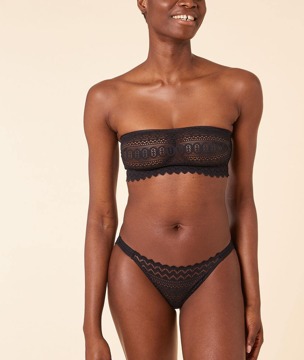 Sujetador bandeau de encaje negro.