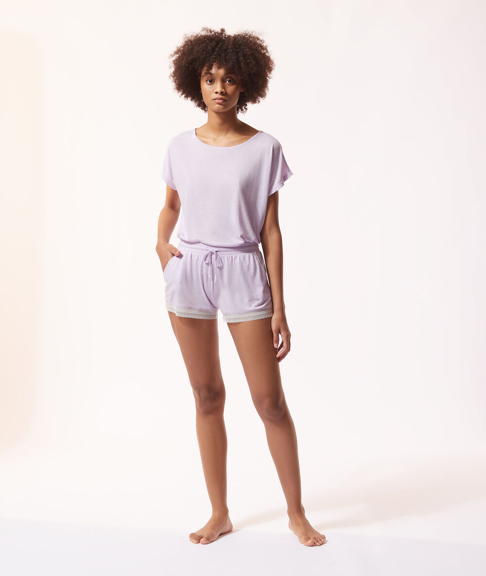 Pantalón corto con motivos de encaje lavanda.