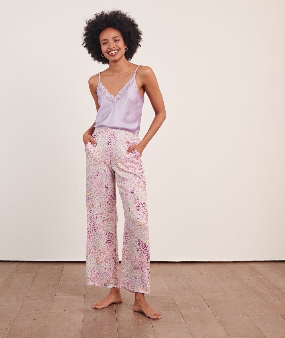 Pantalón de satén estampado rosa.