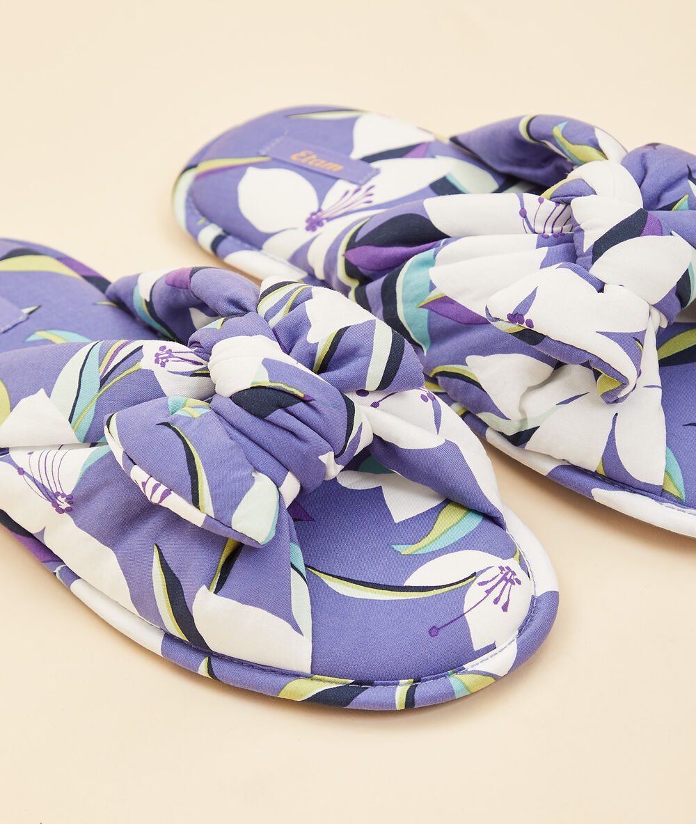 Zapatillas tipo chancla, estampado tropical lila.
