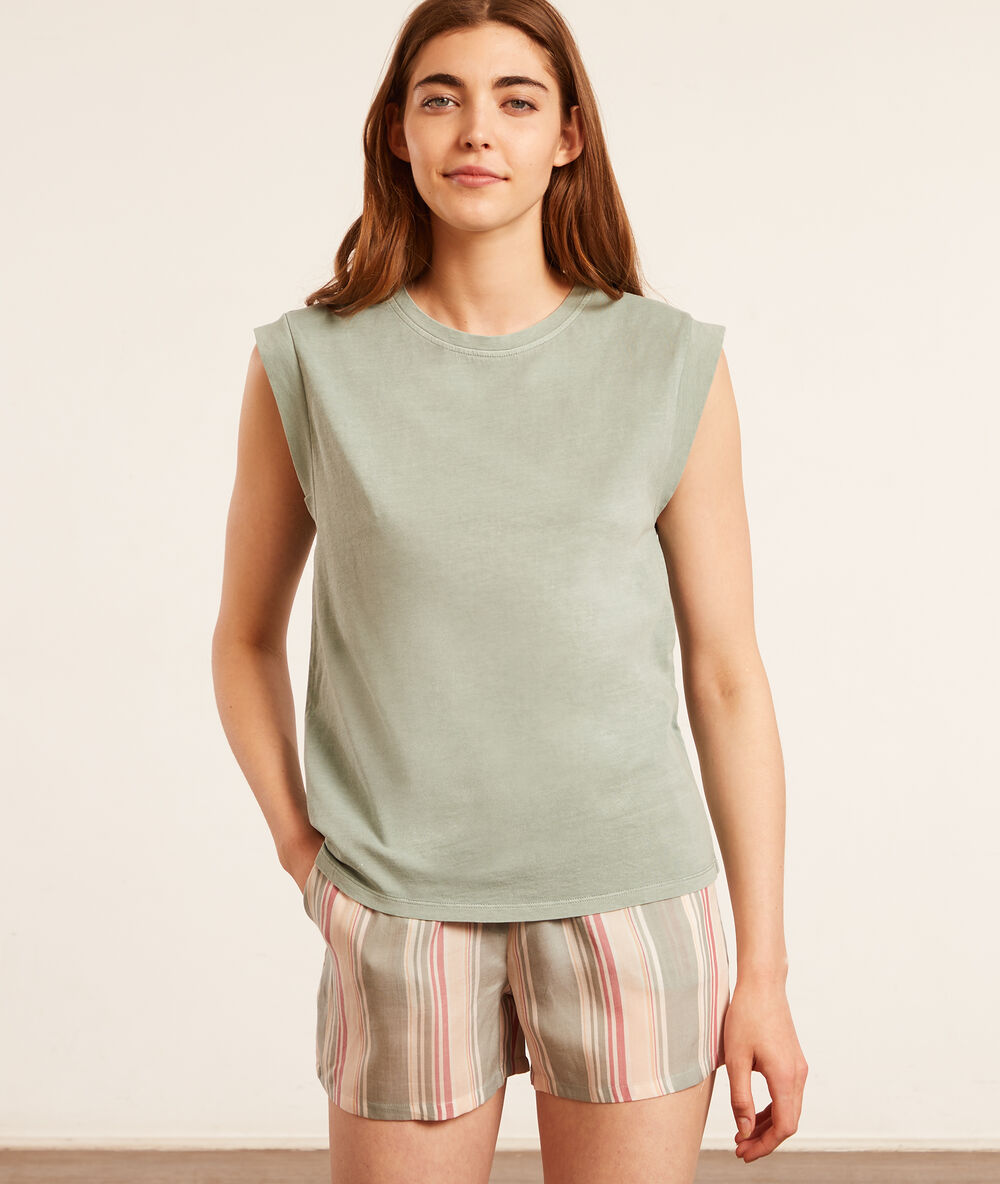 Pantalón corto, estampado rayas celadón.