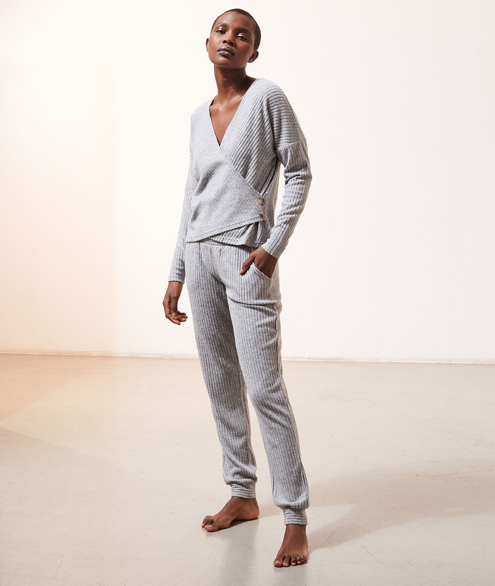 Pantalon côtelé gris.