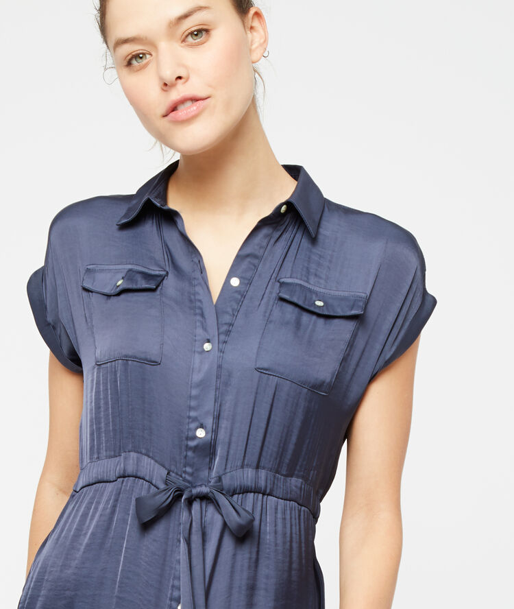 Camisón satinado azul.