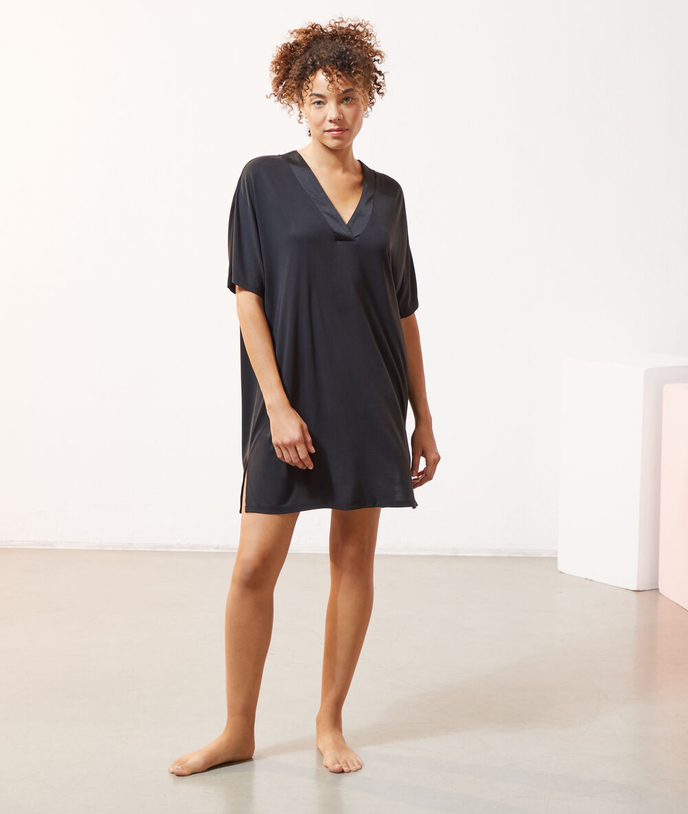 Chemise de nuit col satiné noir.