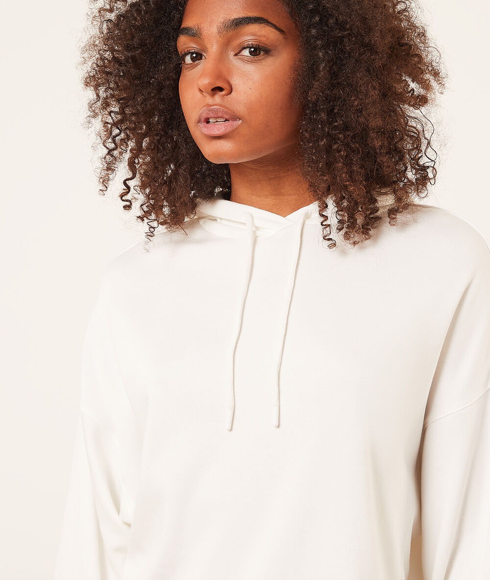 Sudadera con capucha crudo.