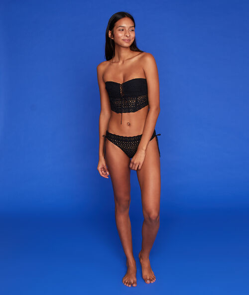 Tanga lazadas laterales con motivos de encaje negro.