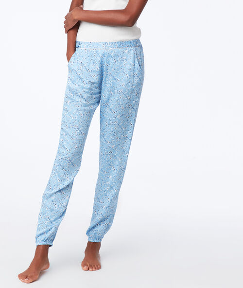 Pantalón estampado pequeñas flores azul cielo.
