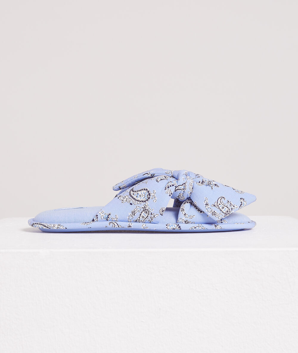 Zapatillas estampadas con lazada azul.