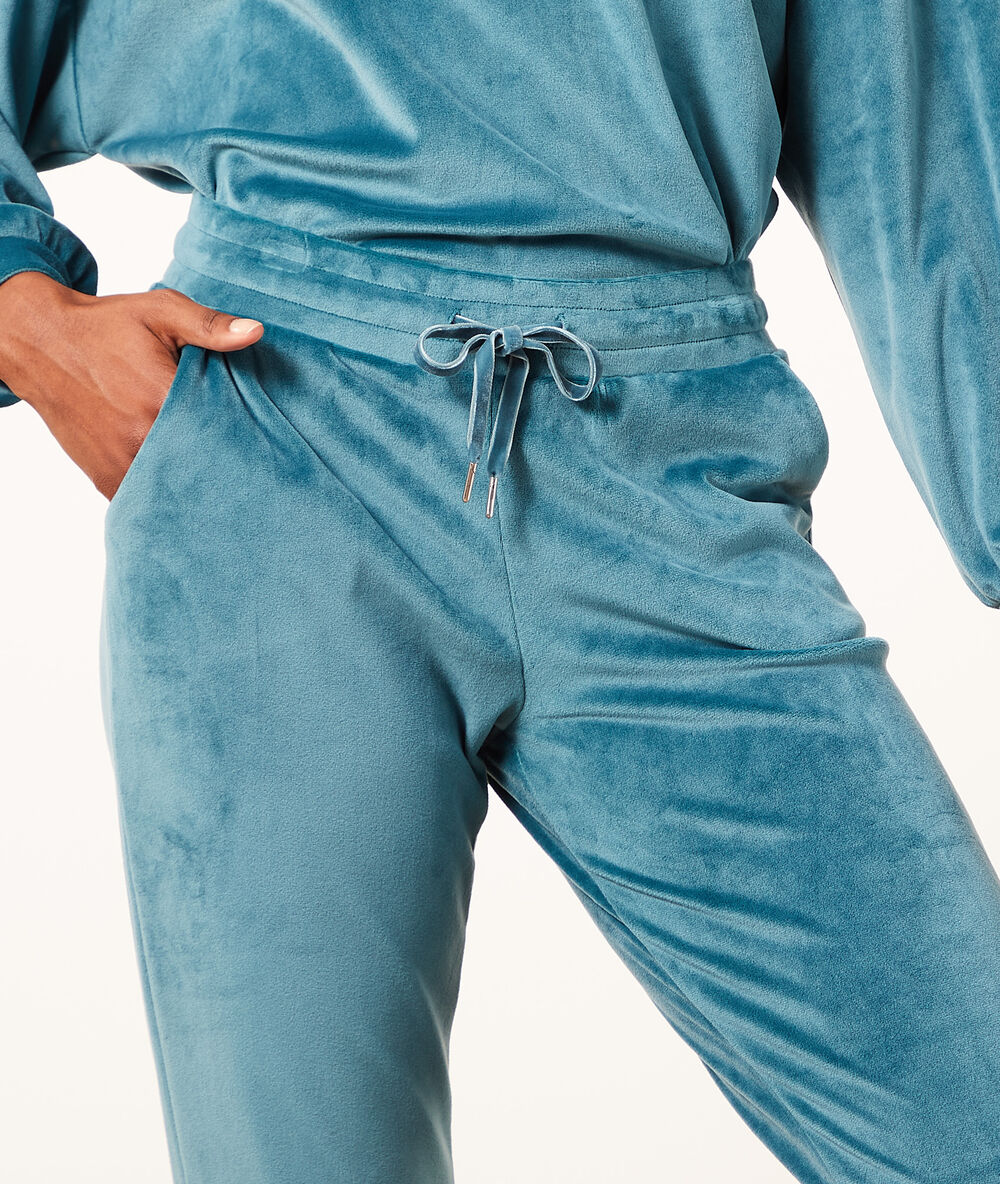 Pantalón jogger de terciopelo turquesa.