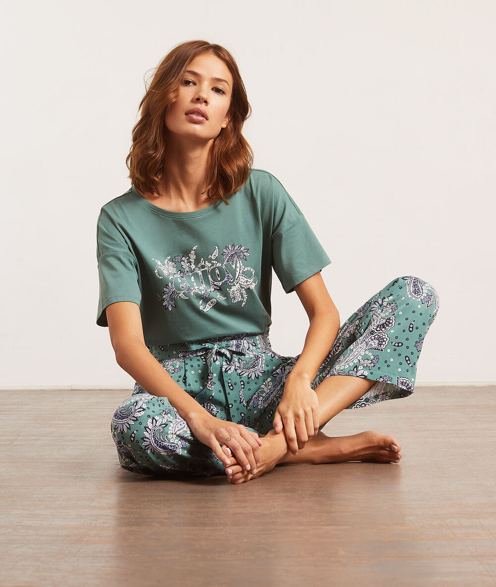 Pantalón pijama estampado bandana verde.
