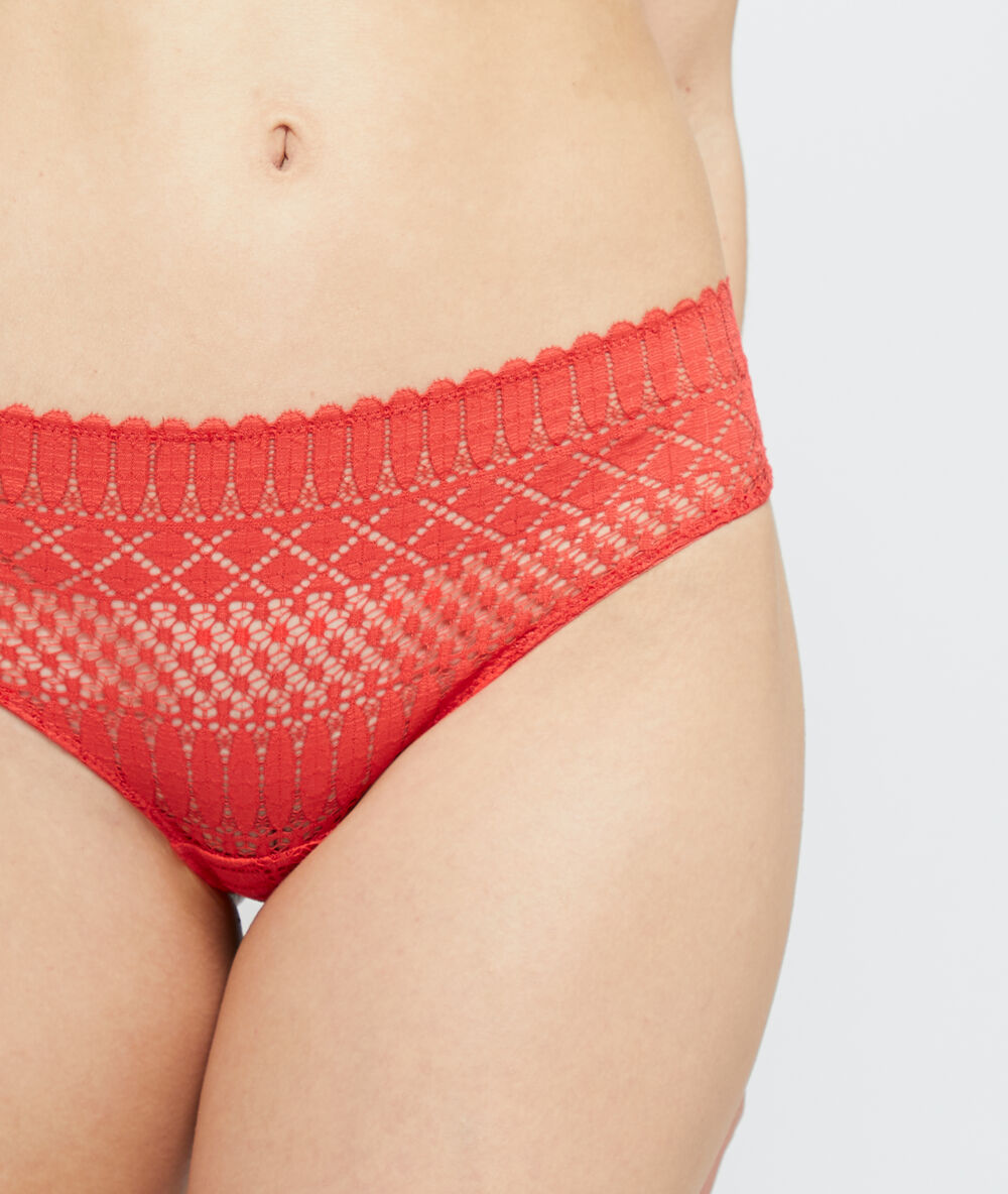 Braguita brasileña de encaje rojo.