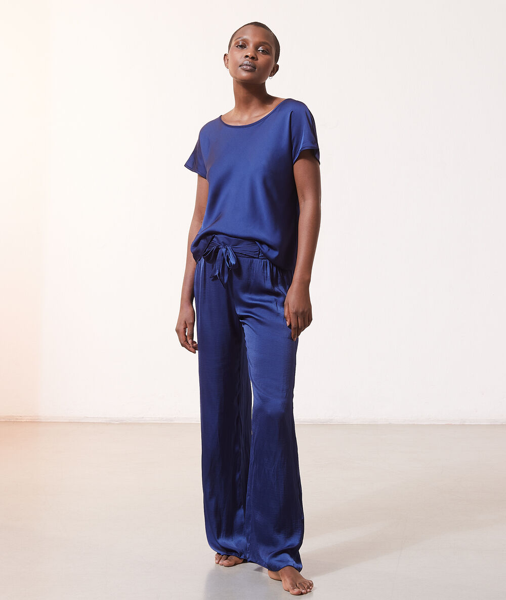 Top manches courtes satiné bleu vif.