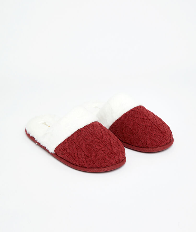Zapatillas con forro rojo.