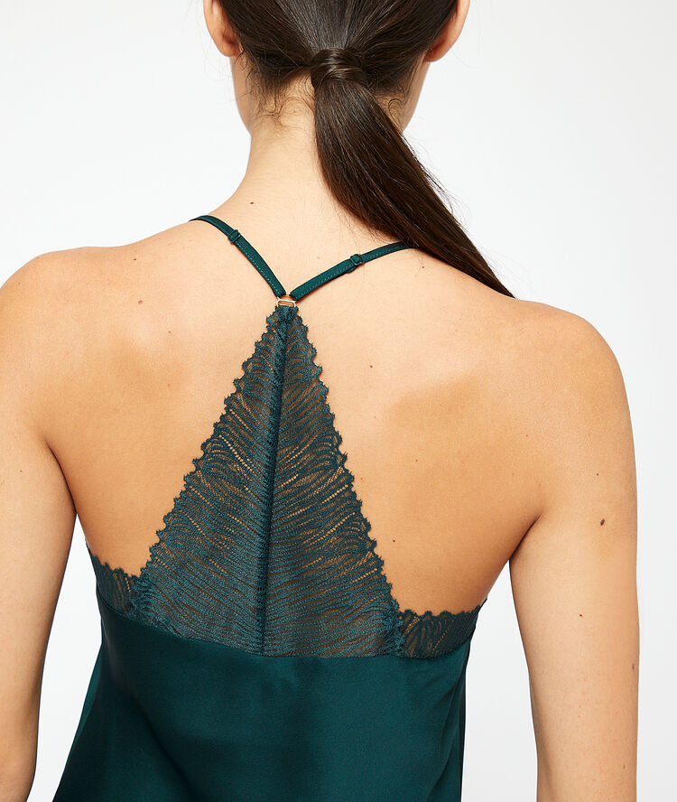 Camisón de satén y encaje verde.