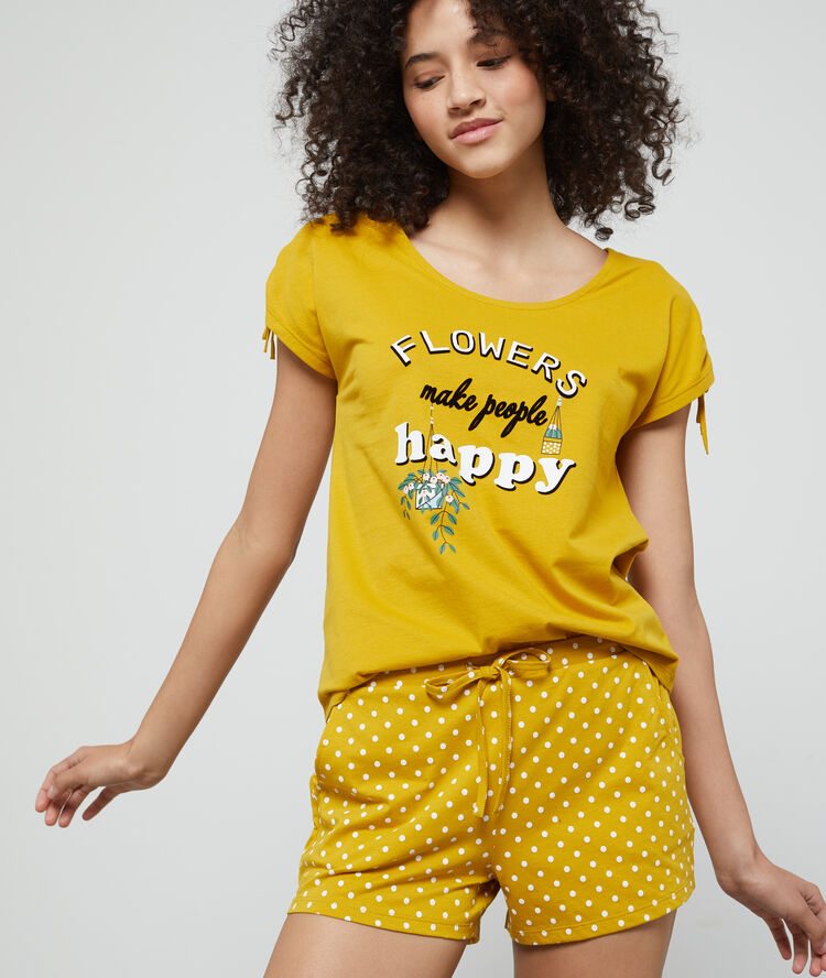 Pantalón corto estampado de lunares amarillo.