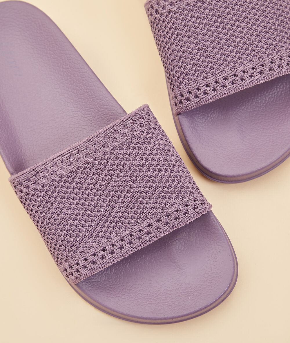 Zapatillas tipo chancla violeta.