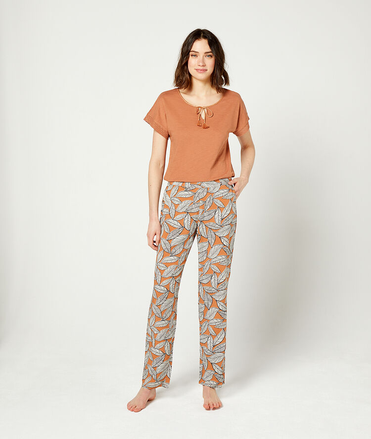 Pantalón estampado de hojas terracota.