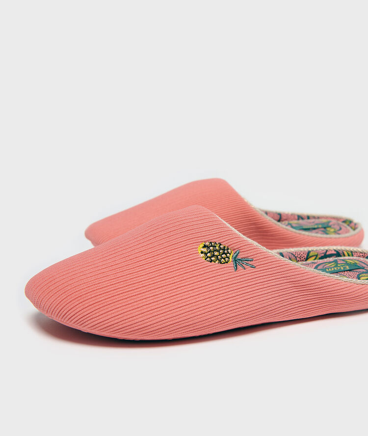 Zapatillas tejido canalé, detalle piña coral.