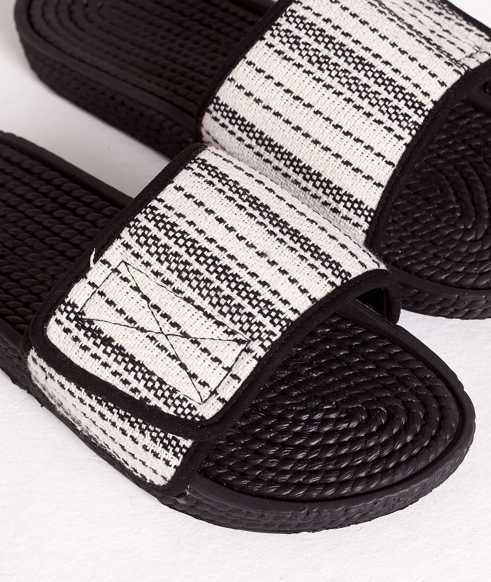 Chanclas cierre velcro negro.