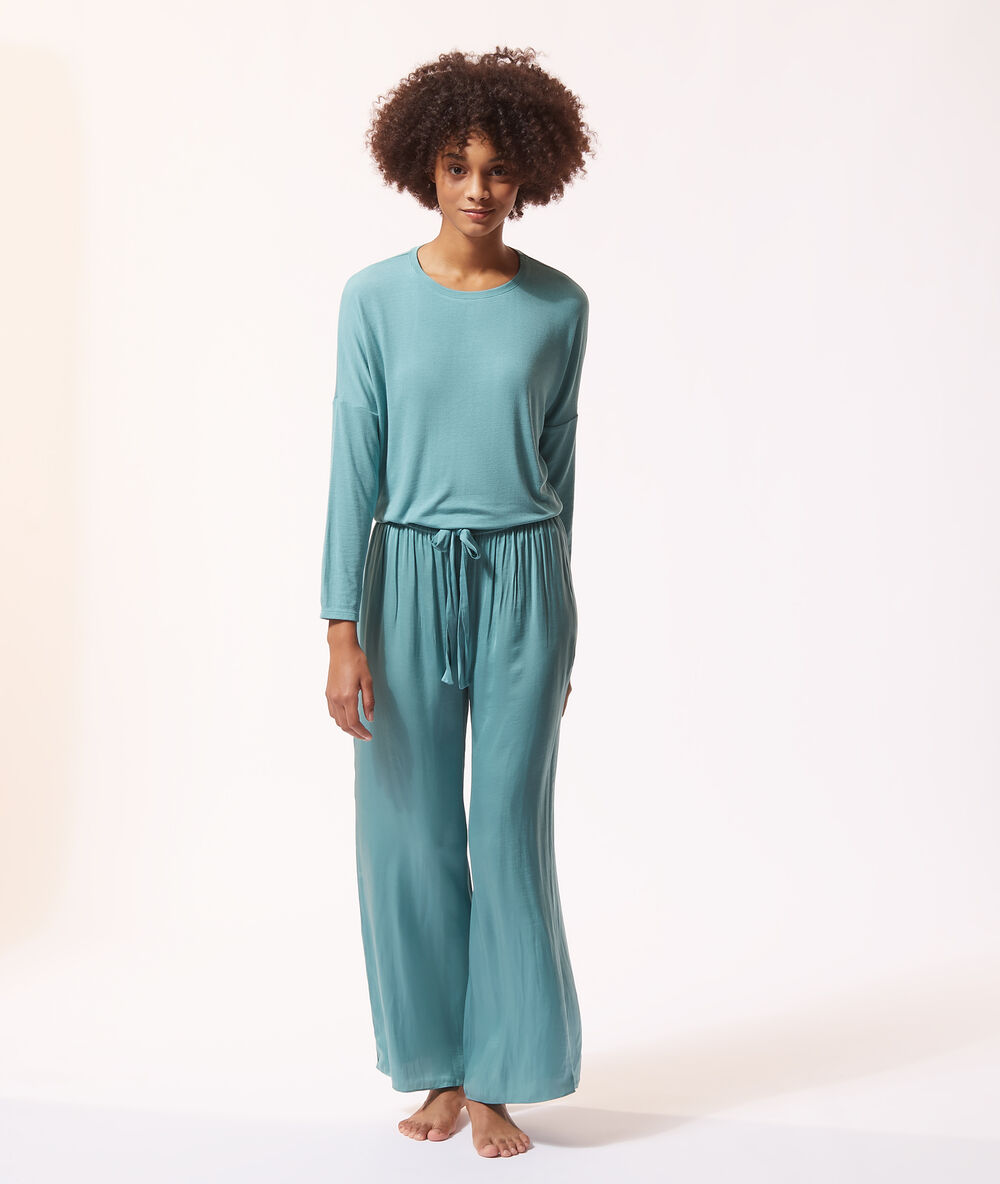 Pantalón ancho turquesa.