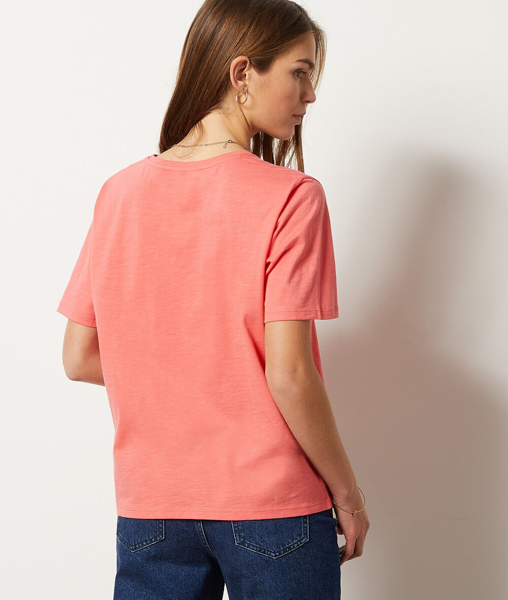 Camiseta con bordados;${refinementColor}