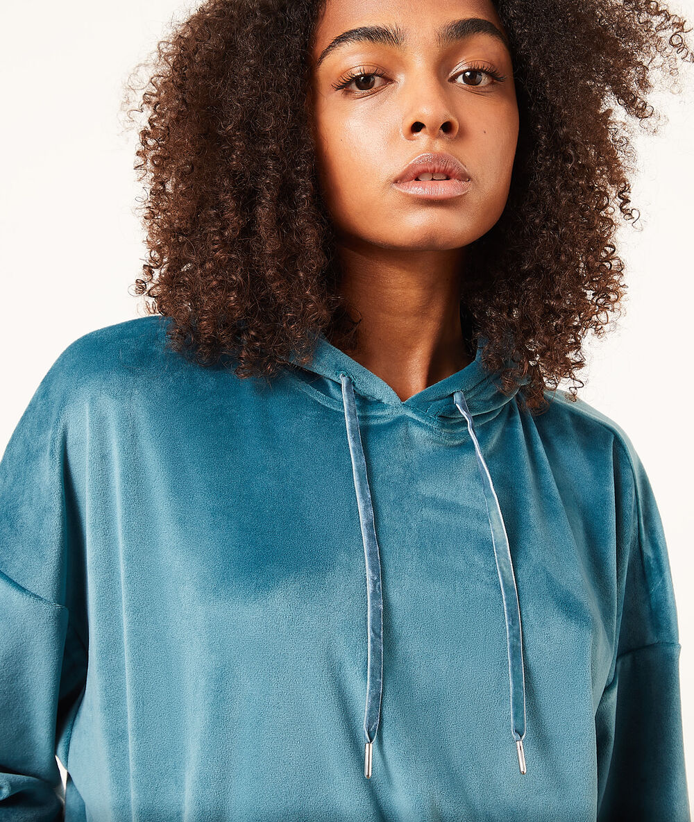 Sudadera con capucha de terciopelo turquesa.