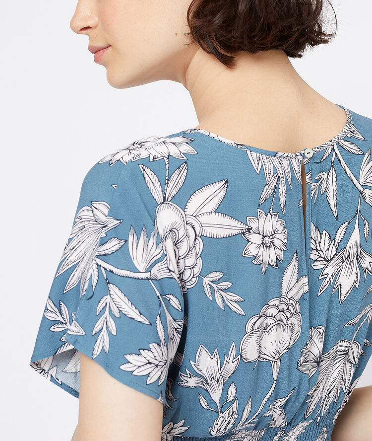 Mono corto estampado en v azul cielo.