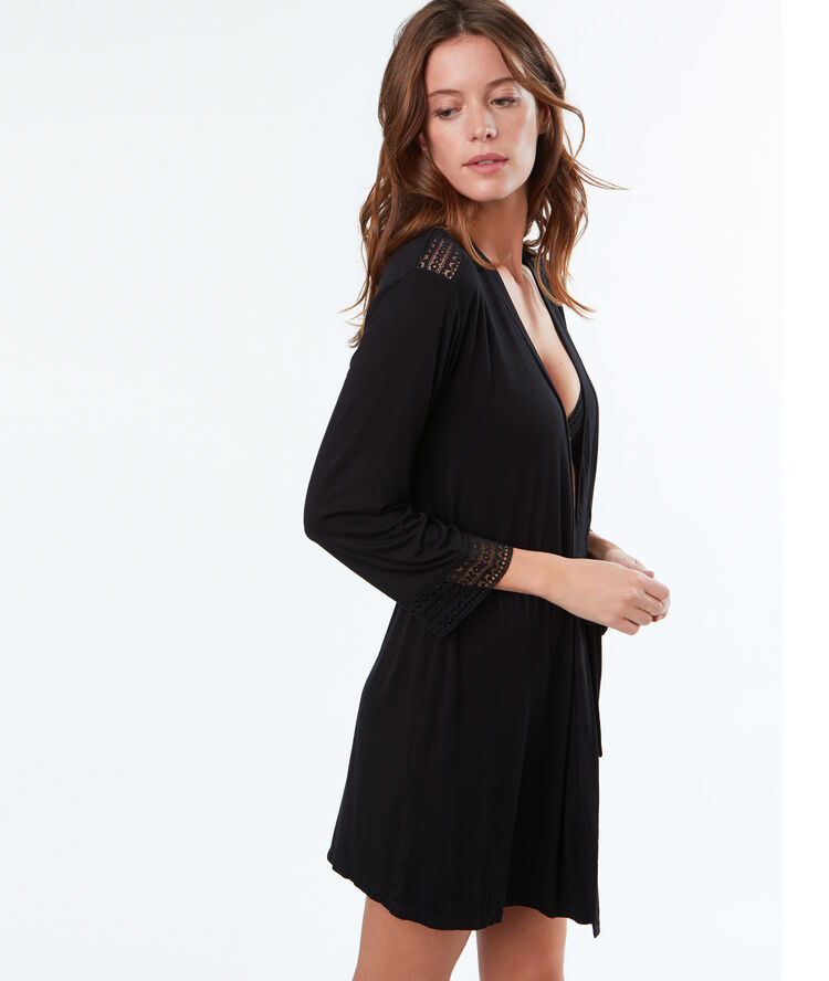 Kimono con motivos de encaje negro.