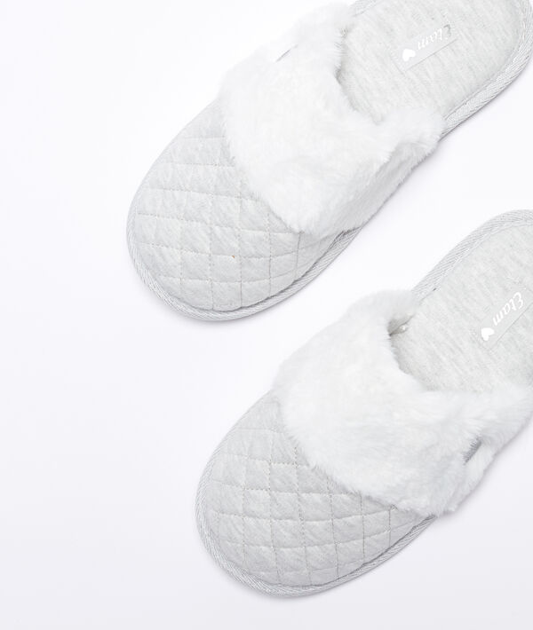 Zapatillas mullidas con pelo decorativo Zapatillas mullidas con pelo decorativo