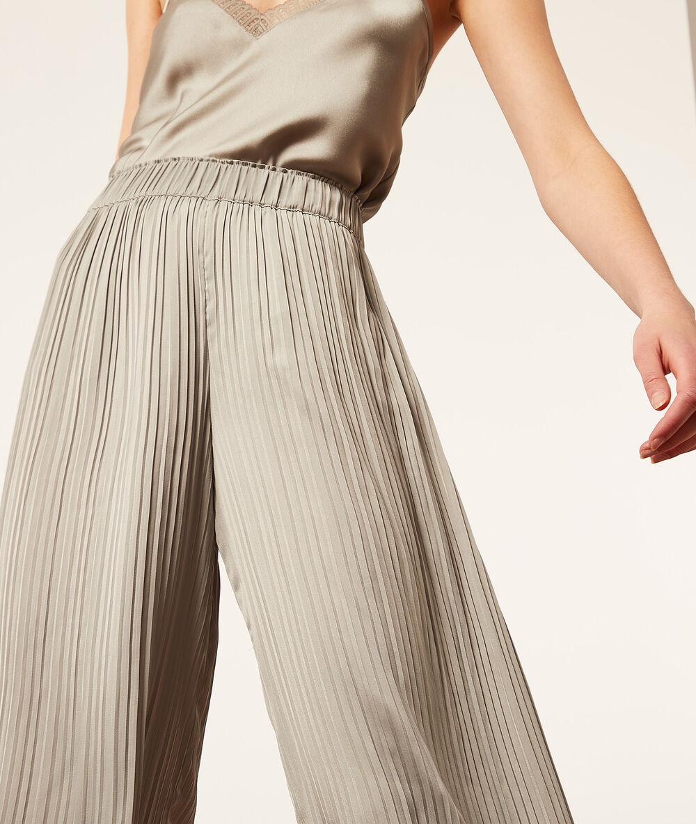 Pantalón ancho plisado arcilla.