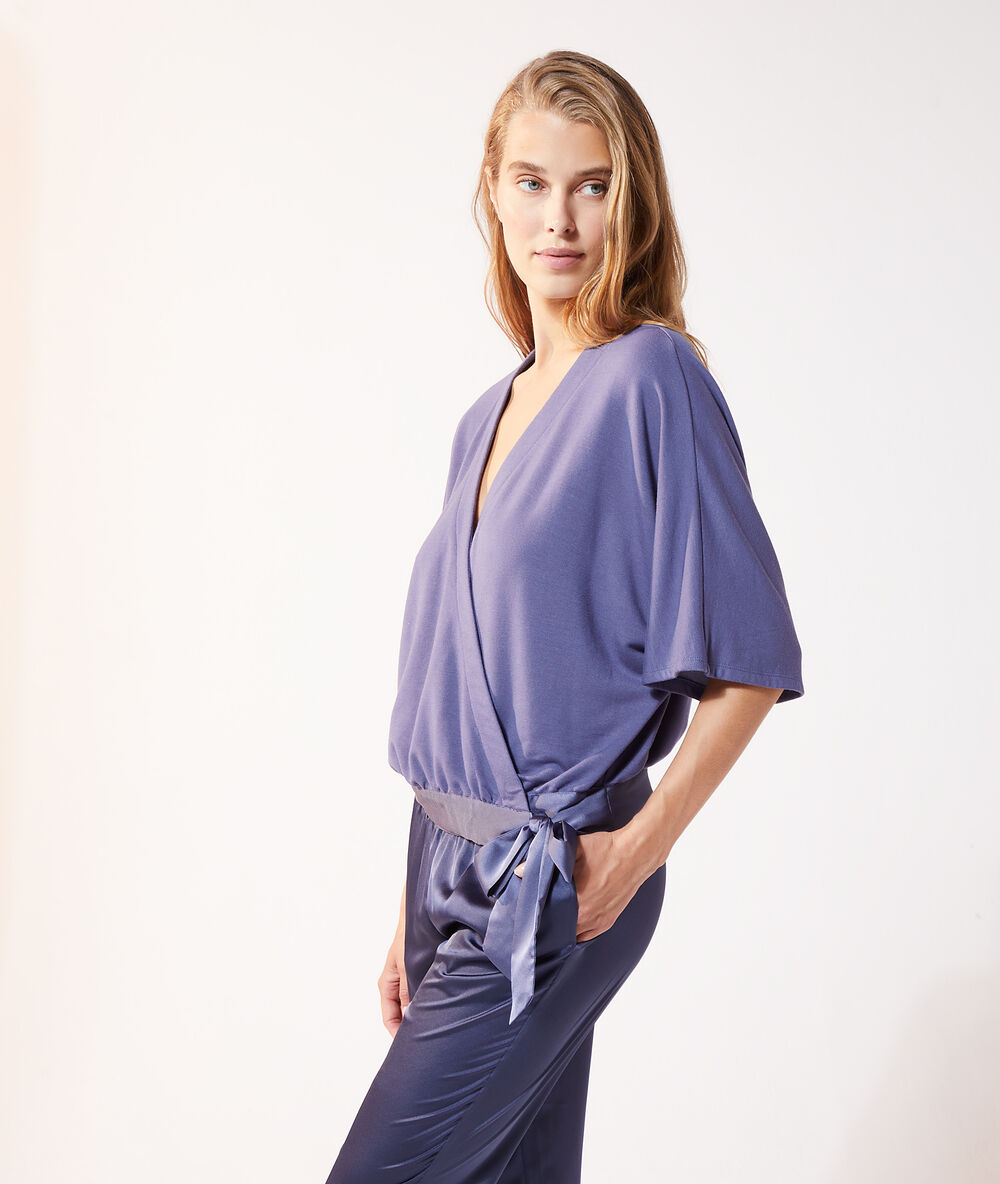 Top escote cruzado con lazada azul índigo.